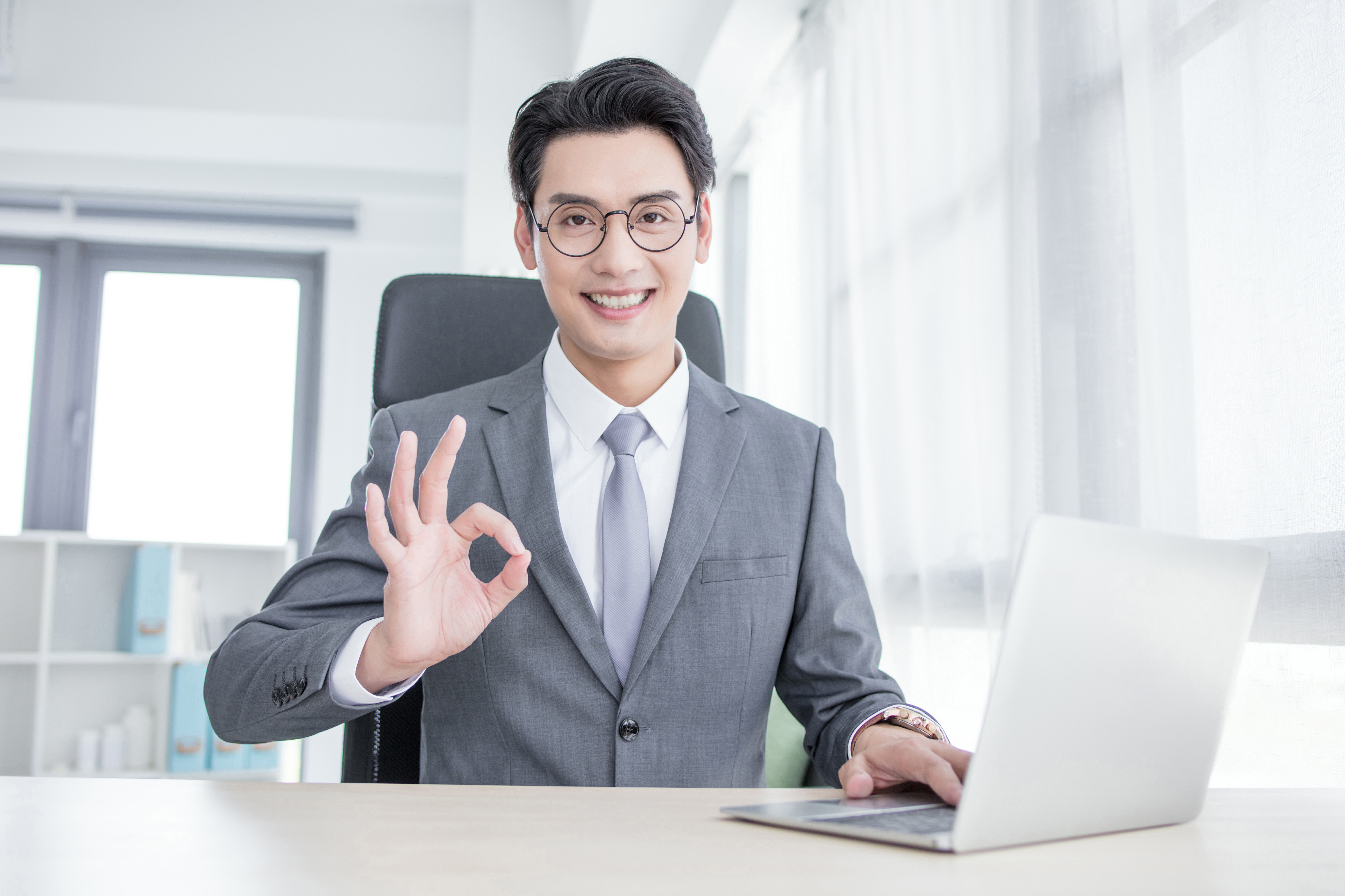 メガネでこっちを見る男性の画像