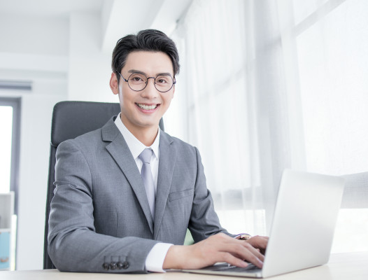 メガネでグッドする男性の画像